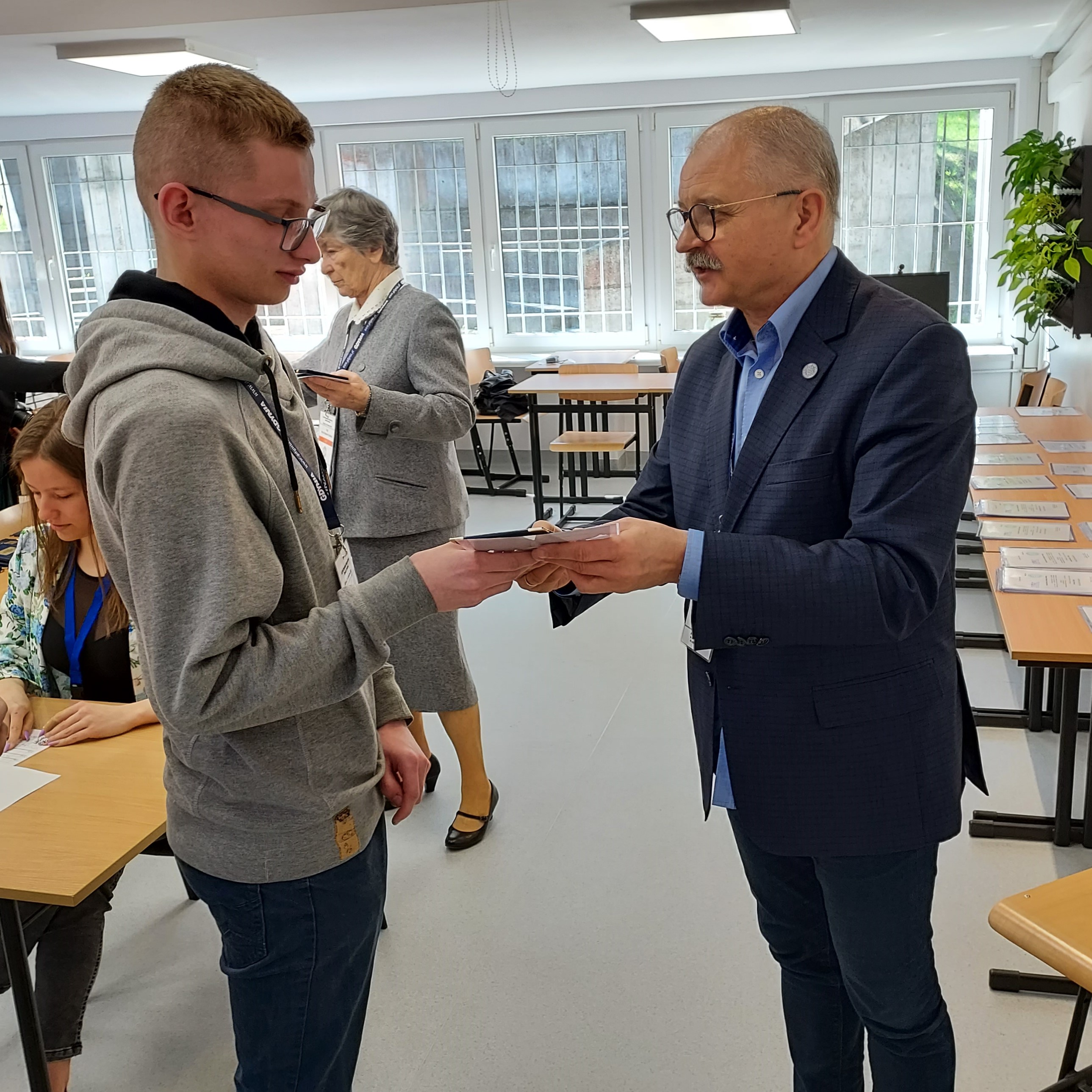 Wręczanie okolicznościowego medalu